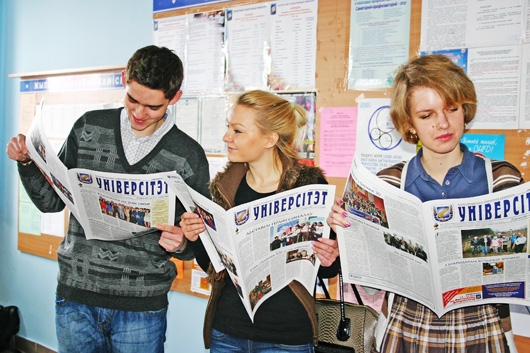 студенты с газетой1