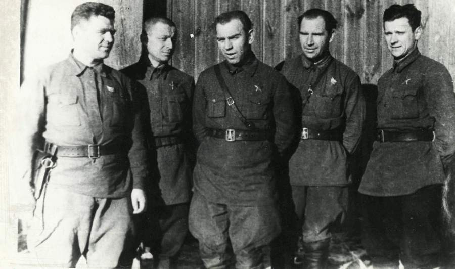 Слева И.В. Гуторов 1945 Партзанятие