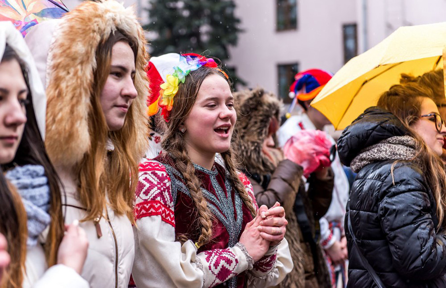 масленица, БГУ, 2017, девушка хлопает, улыбается, студентки, национальный белорусский костюм