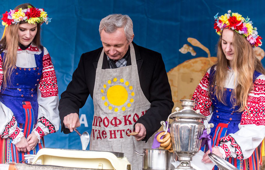 масленица, БГУ, 2017, ректор сергей абламейко, печет блины, самовар, сушки, девушки в белорусских национальных костюмах